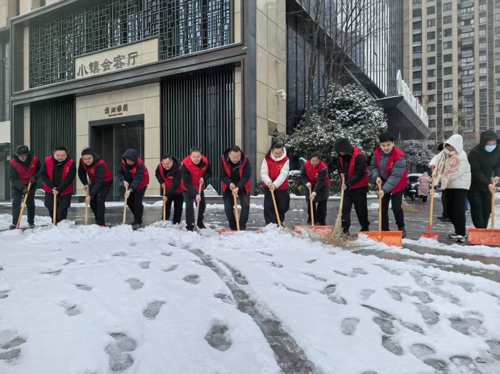 党建引领齐行动 扫雪除冰护畅通——省城市更新集团等三家公司全力保障雪后出行安全